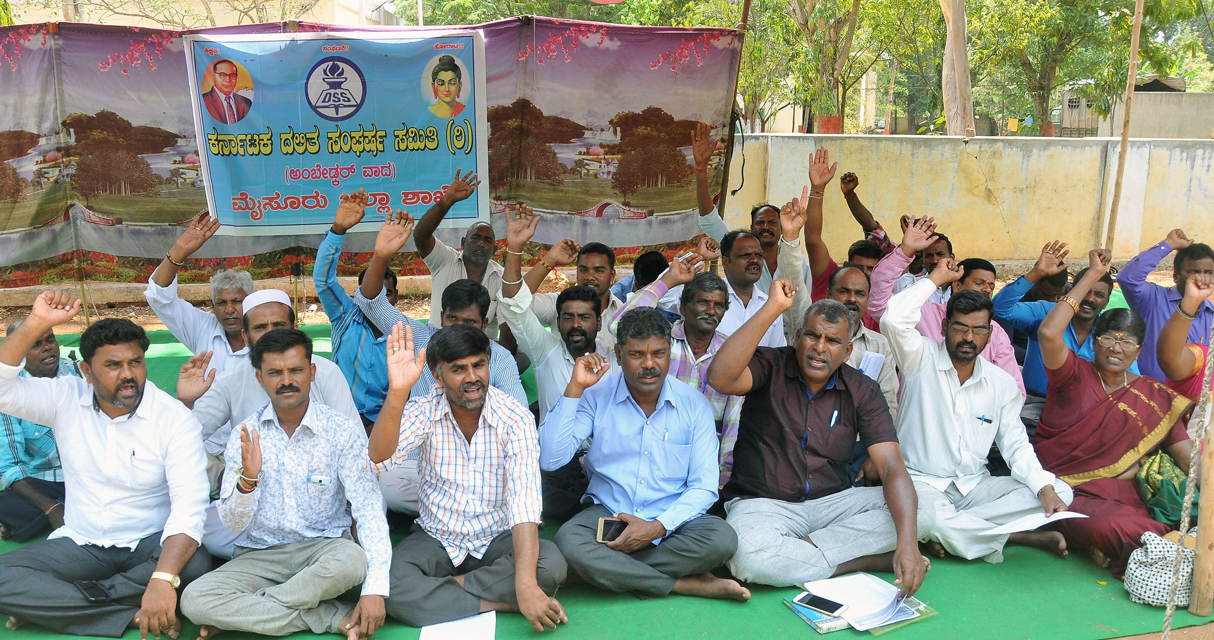 ಮೈಸೂರು: ಎಸ್ಸಿ-ಎಸ್ಟಿ ದೌರ್ಜನ್ಯ ತೀರ್ಪು ಖಂಡಿಸಿ ದಸಂಸ, ಮೈಸೂರು ವಿ.ವಿ ಸಂಶೋಧಕರ ಸಂಘ ಪ್ರತಿಭಟನೆ